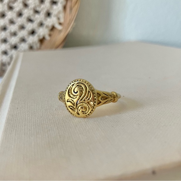 Gold Floral Signet Ring “Benecia” Victorian Oval Flat Bohemian Femme - Picture 3 of 12